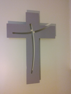 croix en aluminium laqué, croix sur mesure, croix à accrocher, christ en croix