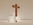 croix en bois sur socle